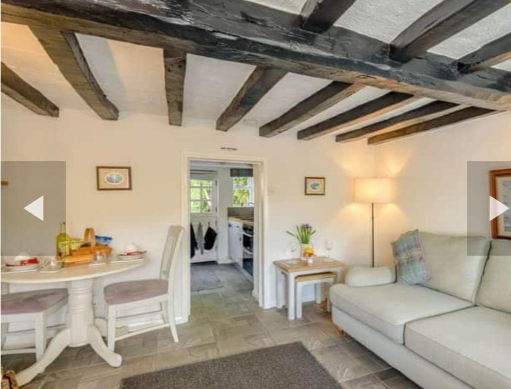 Stone Cottage, Idyllic Village Holiday home